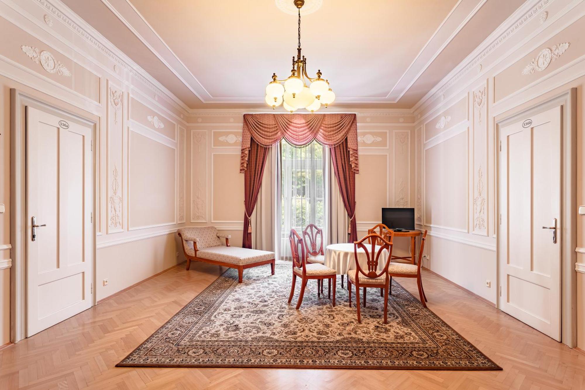 Hotel Radium Palace Jachymov Exterior photo
